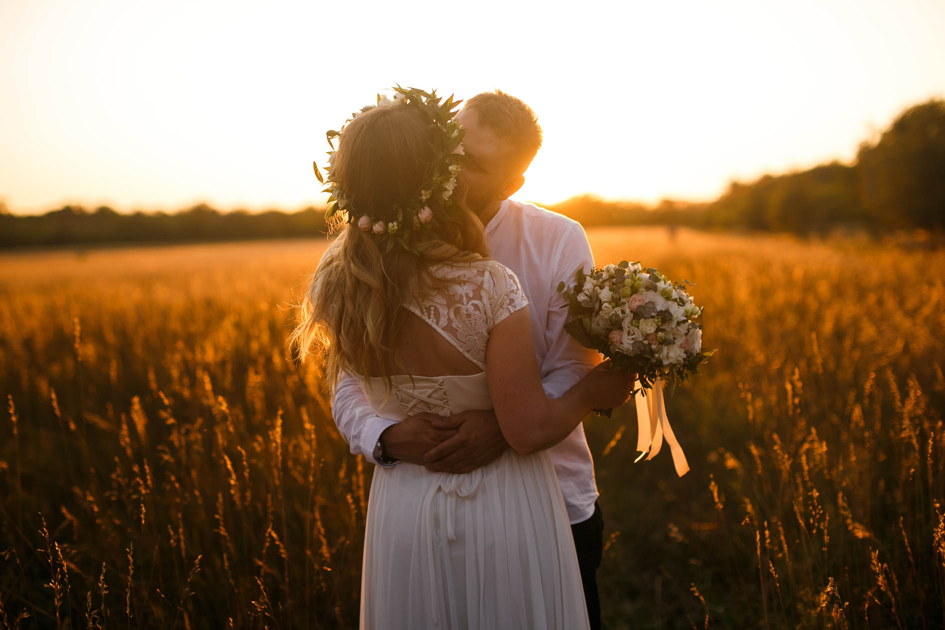 matrimonio in campagna sposi tra il grano