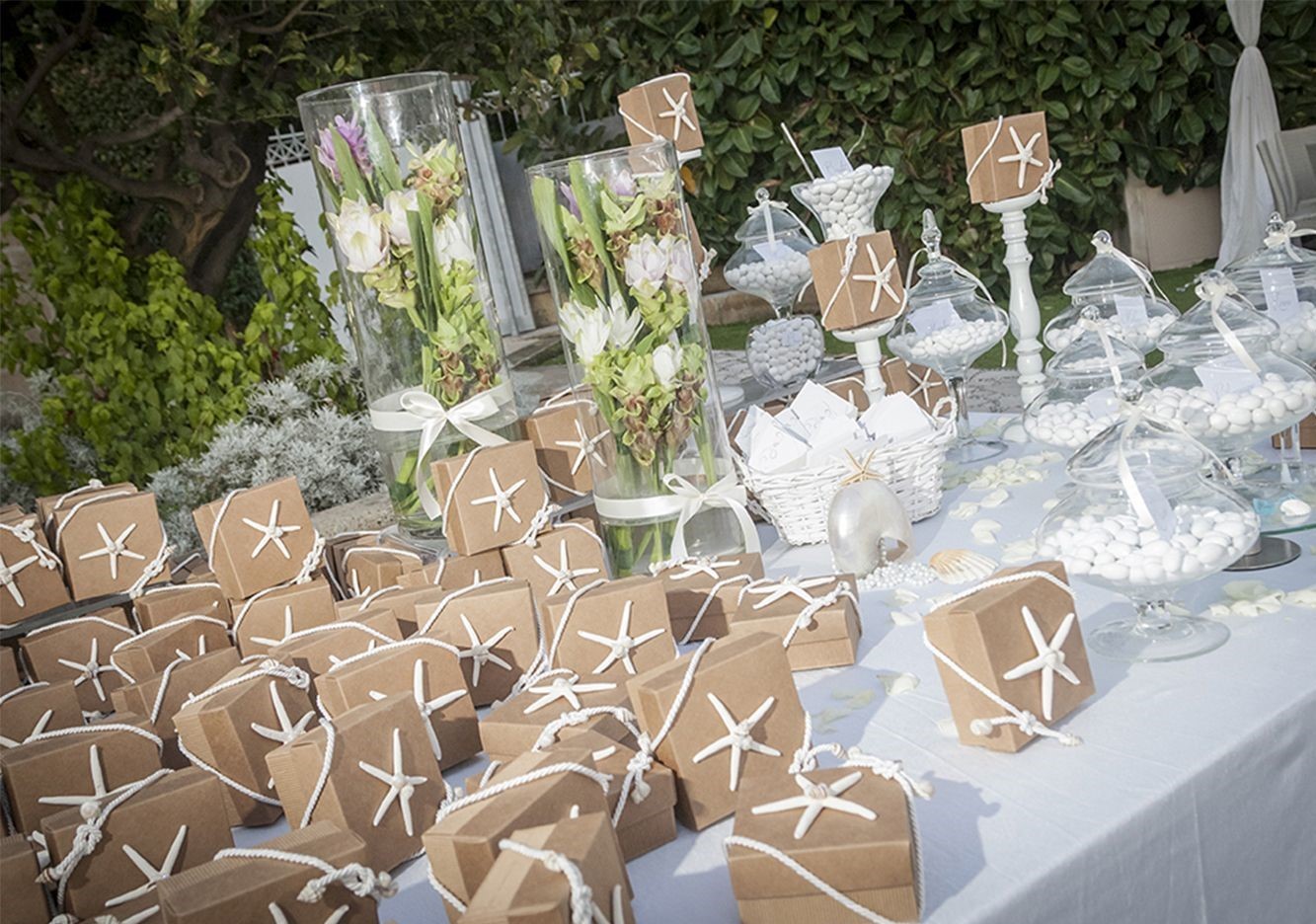 dove mettere i confetti al matrimonio allestimento confettata giardino