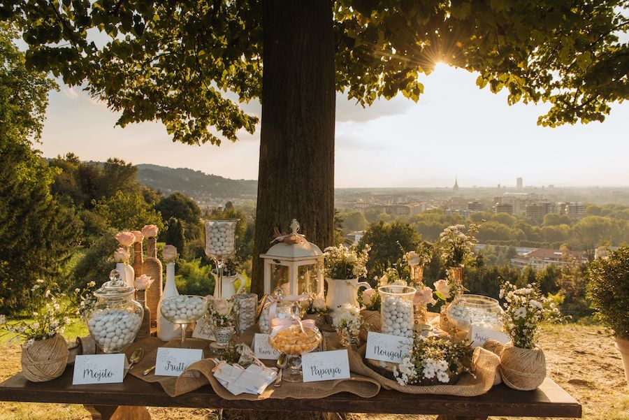 matrimonio in campagna sposi al tramonto