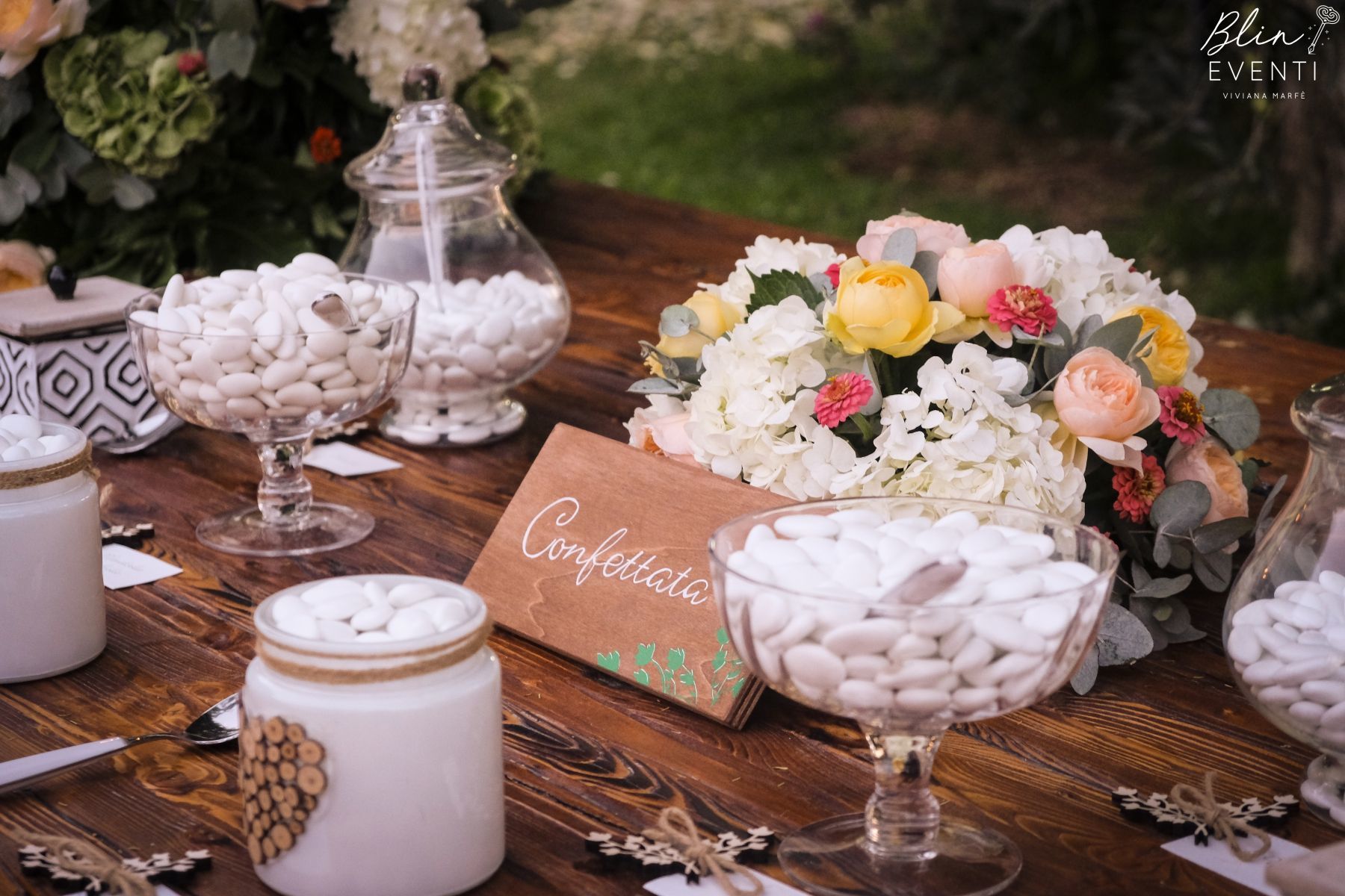 dove mettere i confetti al matrimonio allestimento confettata giardino