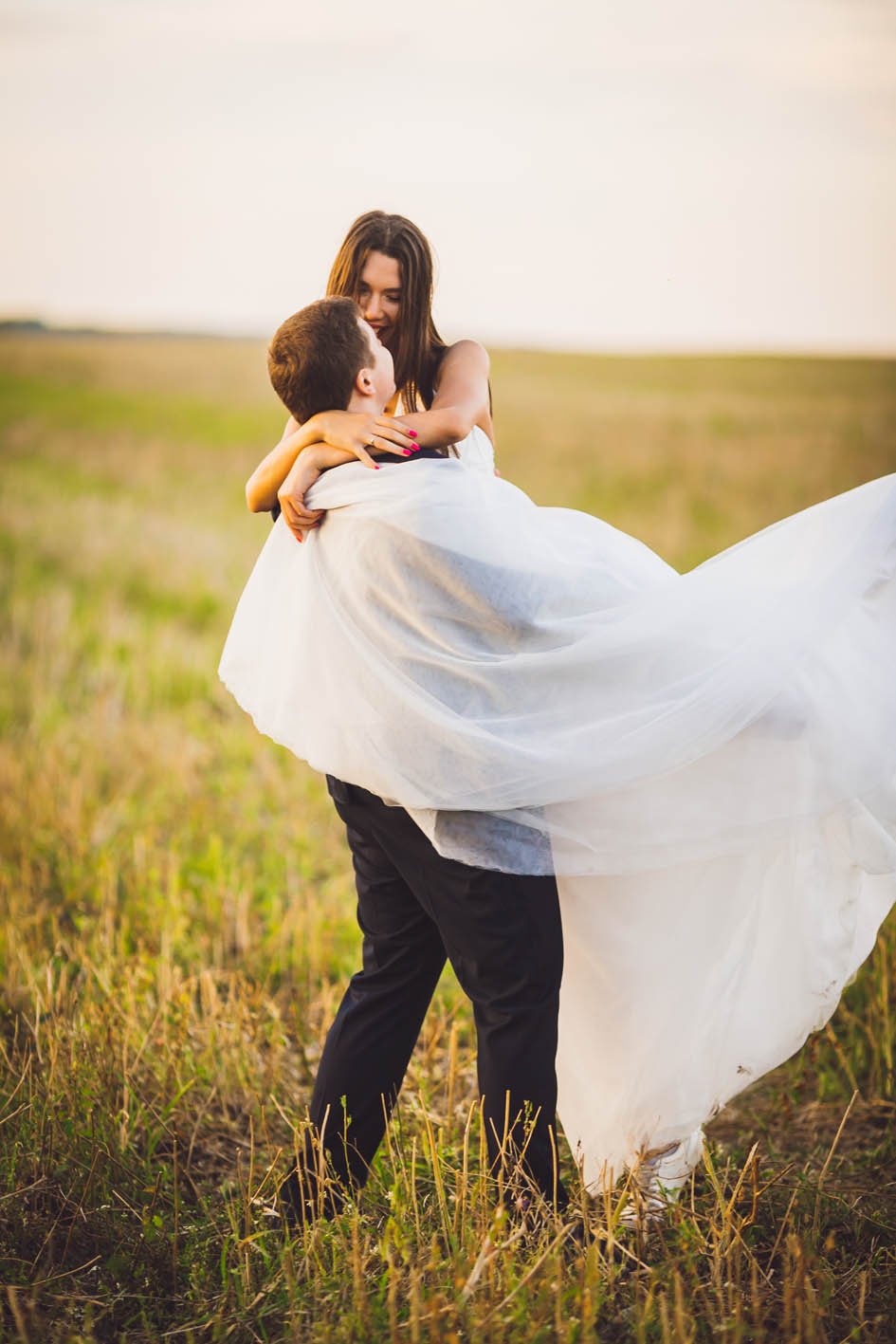 matrimonio in campagna sposi al tramonto