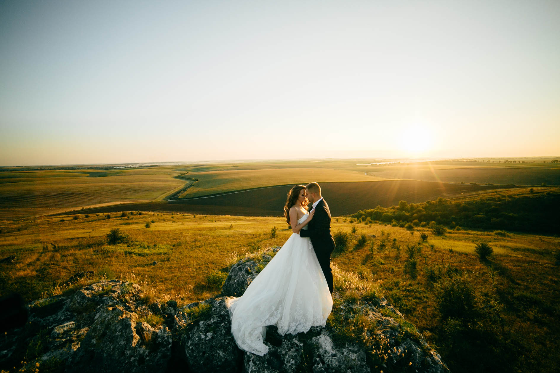 matrimonio in campagna sposi al tramonto