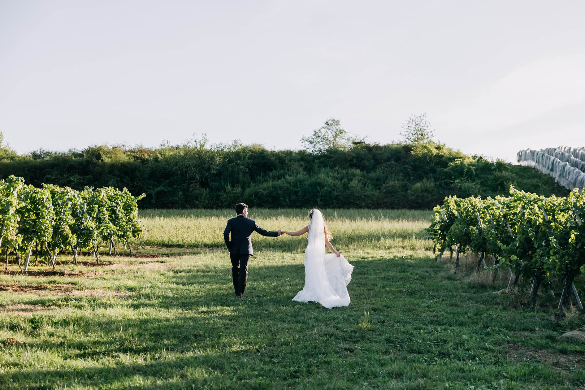 matrimonio in campagna sposi al tramonto