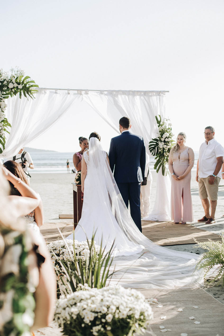 Matrimonio in spiaggia: tutto quello che c'è da sapere per organizzare  nozze romantiche in riva al mare